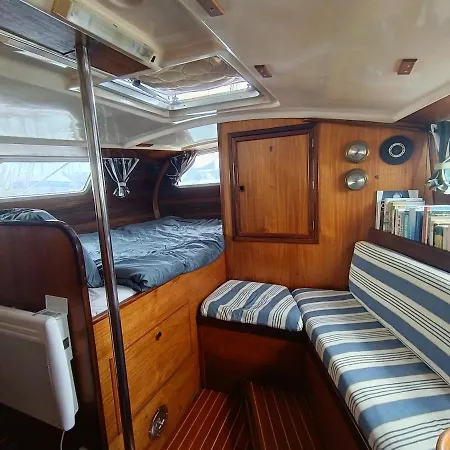 Sur Un Grand Voilier Confortable A