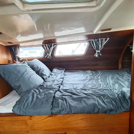 Sur Un Grand Voilier Confortable A ספינת מלון דוביל